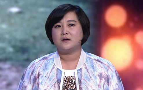 贾玲张小斐私下聚餐被拍，身材对比太明显，人气太高打扮低调出行