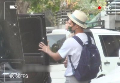 ​袁弘带儿子逛街被偶遇，单手抱娃动作娴熟，四坨小脸圆润坐姿乖巧