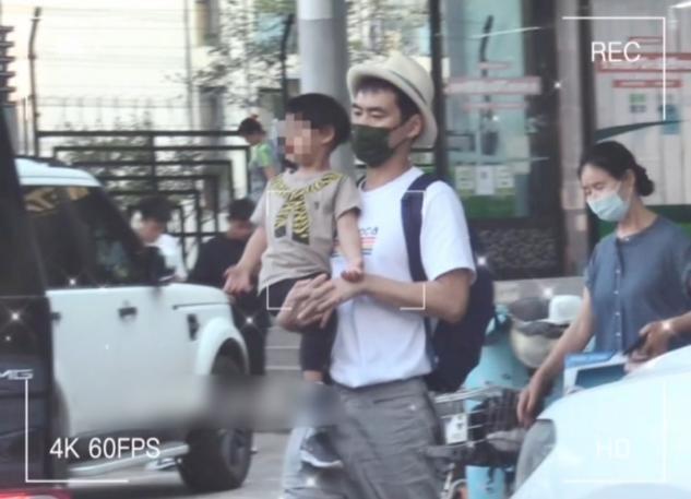 袁弘带儿子逛街被偶遇，单手抱娃动作娴熟，四坨小脸圆润坐姿乖巧