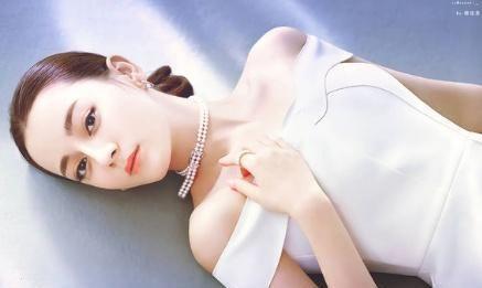 迪丽热巴单方面跟DG解约，恐面临天价违约金赔偿