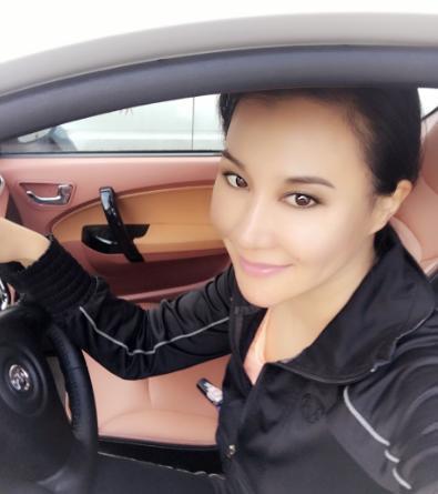 71岁侯耀华收女徒弟，晒出侯耀华送名包名表，长这么好看说相声？