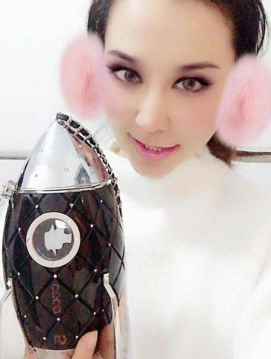 71岁侯耀华收女徒弟，晒出侯耀华送名包名表，长这么好看说相声？