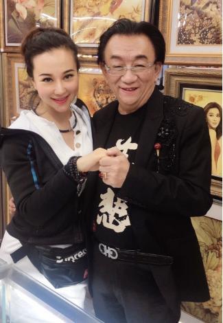 71岁侯耀华收女徒弟，晒出侯耀华送名包名表，长这么好看说相声？