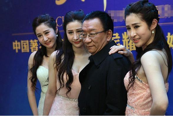 71岁侯耀华收女徒弟，晒出侯耀华送名包名表，长这么好看说相声？