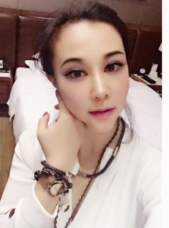 71岁侯耀华收女徒弟，晒出侯耀华送名包名表，长这么好看说相声？