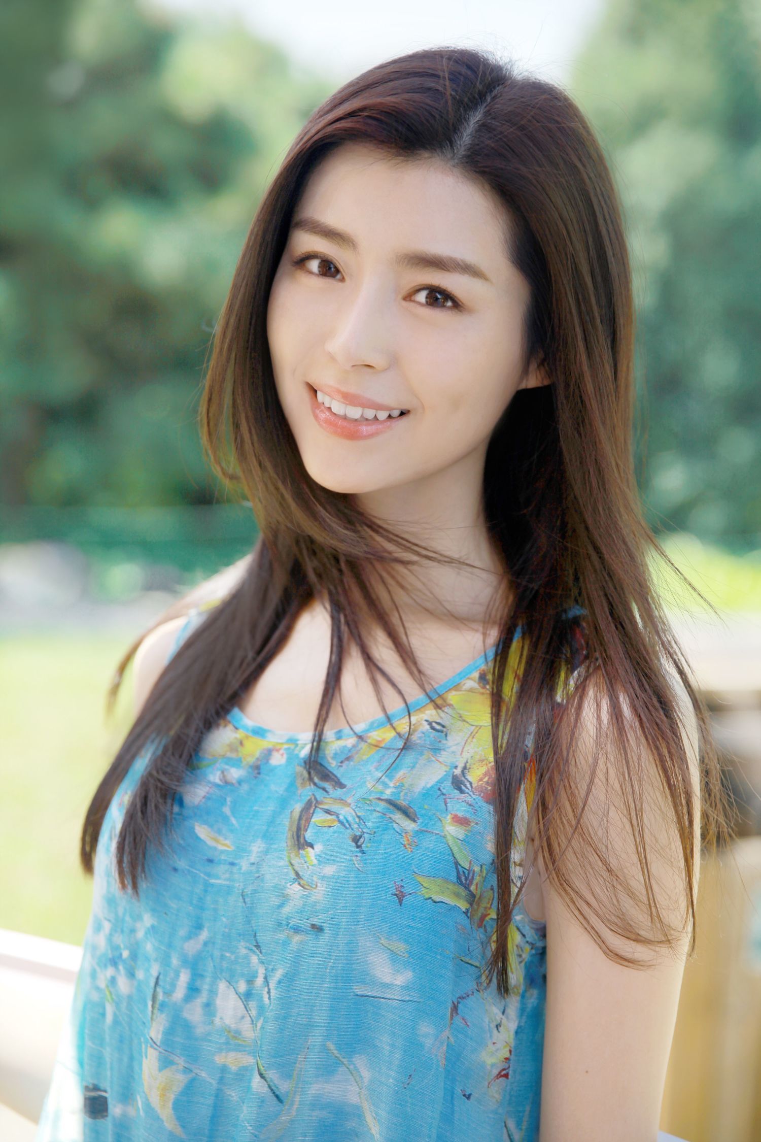 卢杉个人资料写真作品