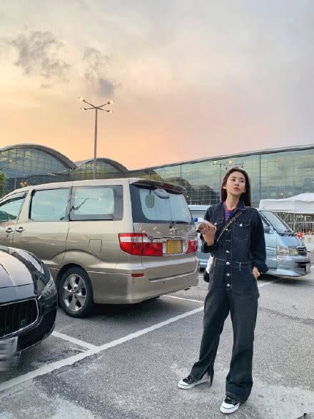 陈赫晒小女儿背影照，父女俩互动超有爱，听到小女儿名字时：服了