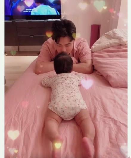 陈赫晒小女儿背影照，父女俩互动超有爱，听到小女儿名字时：服了