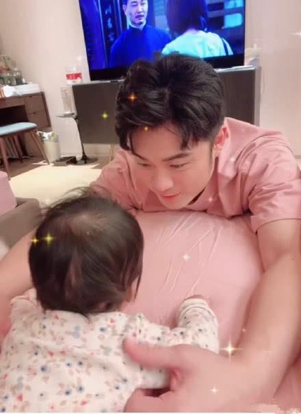 陈赫晒小女儿背影照，父女俩互动超有爱，听到小女儿名字时：服了