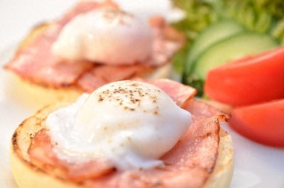 ​水煮荷包蛋很简单，牢记3个技巧，鸡蛋圆润饱满，不散花不粘锅