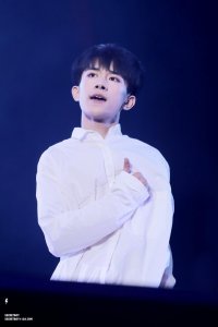 ​00后易烊千玺的腹肌很撩人！