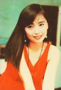 ​邓萃雯个人资料简介：万梓良曾在马路上为她下跪，却因江华身败名裂，如今三度