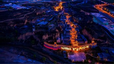 ​夜色下俯瞰“青龙古镇”！你发现“龙脊”了吗？！