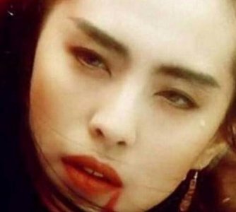 ​娱乐圈7位女星的吐血照，赵丽颖超逼真，只有她像是涂了番茄酱