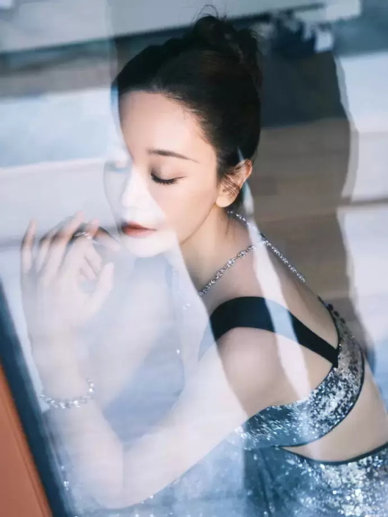 海陆银色吊带礼服写真，一身亮片让人挪不开眼睛