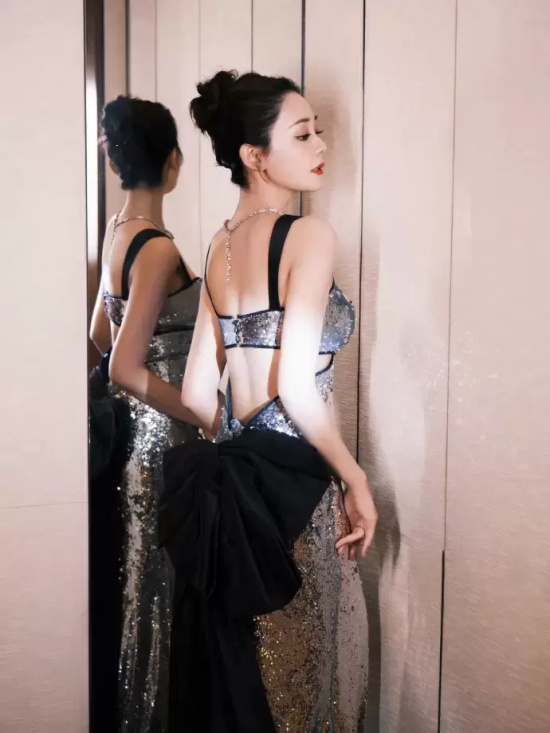 海陆银色吊带礼服写真，一身亮片让人挪不开眼睛