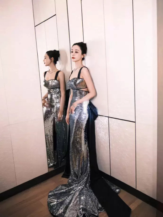 海陆银色吊带礼服写真，一身亮片让人挪不开眼睛