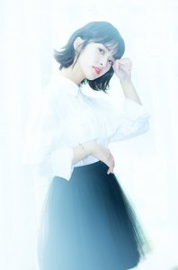 ​沈月换腿啦，白衬衫＋黑纱裙美上天，这又细又直的腿是原来的吗？