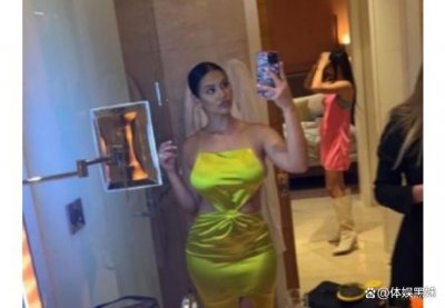 ​32岁乔治女友晒靓照！金色吊带成功抢镜，身材优渥堪比瓦妮莎