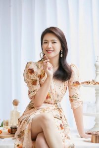 ​43岁刘涛晒性感造型，开衩连衣裙秀美腿，脸上红晕羞涩似少女