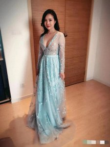 ​最美车模干露露，身穿蕾丝裙优雅迷人，小肚腩引争议。