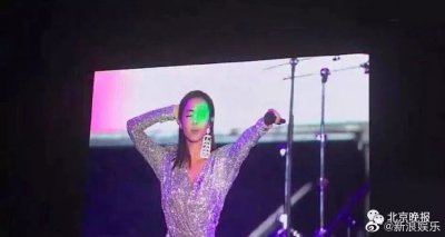 ​蔡依林演出时被激光笔直射，一直照眼睛！粉丝大怒：会瞎的！