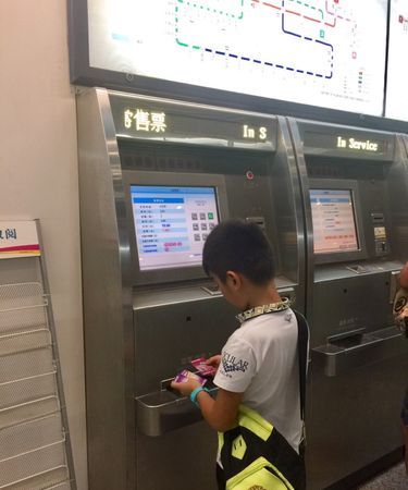小孩子怎么坐地铁在哪买票