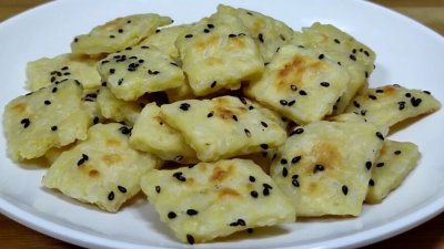 ​家里的剩米饭别浪费了，分享一个大米锅巴的做法，简单易学很好吃