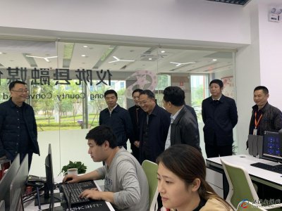 ​任润生一行来到我县融媒体中心调研
