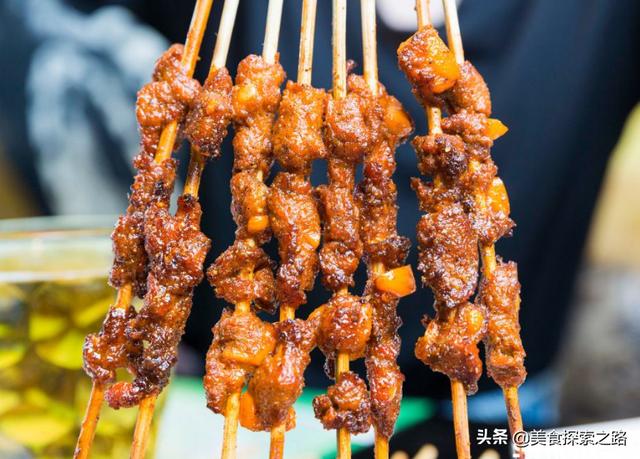 夜市摆地摊最简单卖什么好（新手摆地摊卖什么好）(11)