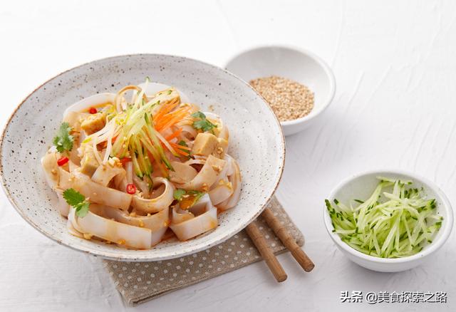 夜市摆地摊最简单卖什么好（新手摆地摊卖什么好）(7)