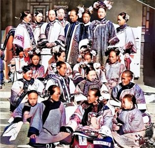 ​晚清真实老照片：花楼女子媚态百出，溥仪的乳娘丰乳肥臀！