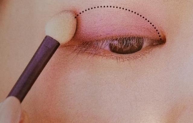 眼部化妆技巧有哪些（掌握眼部化妆技巧）(2)