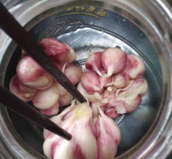 泡蒜怎么做又脆又好吃,泡蒜怎么做又脆又好吃麻辣图6