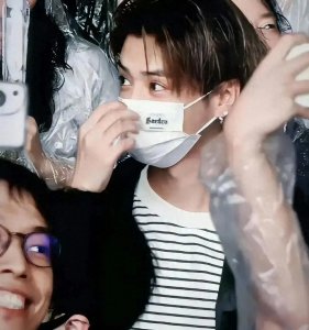 ​《关晓彤与鹿晗：八年恋爱长跑的别样爱情故事》