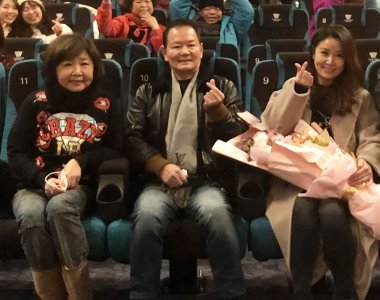 ​林心如父母颜值都高！71岁妈妈穿卡通毛衣像她姐姐，连酒窝都一样