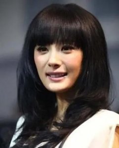 ​杨幂出道时的美貌究竟如何？看完齐刘海旧照后，整容与否一目了然