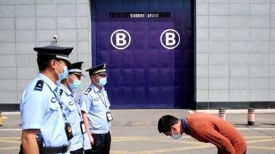 ​刑满时，服刑人员穿什么衣服出狱？