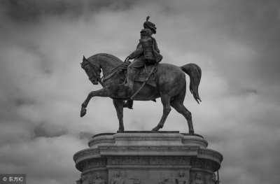 ​小说：姑娘在地窖毒发痛痒难耐，身边的油腻大叔图谋不轨