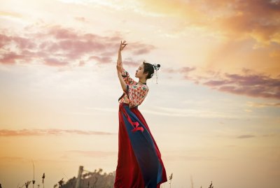 ​小说：王妃狠心处罚婢女，之后却蒙被子偷哭，醒后却被王爷发现了