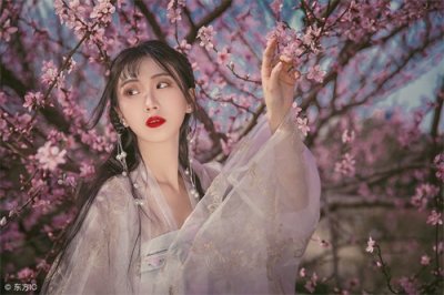 ​小说：王爷坐在浴桶里，小厮不断提凉水进去，一桶接着一桶