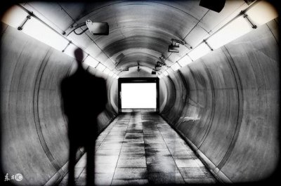 ​小说：白富美中了别人的阴咒，父亲也迟迟没回家，我：中了鬼打墙