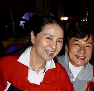 ​成龙夫妻合影好恩爱！林凤娇70岁依旧优雅迷人，还一顶一会穿！