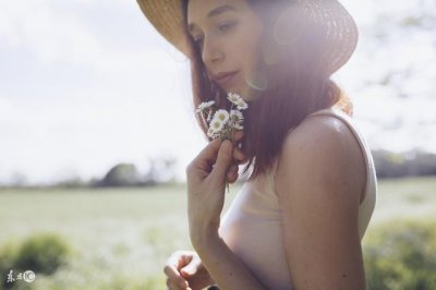 ​小说：她握紧铁杆，前方的战斗看得她额角滚落一滴冷汗