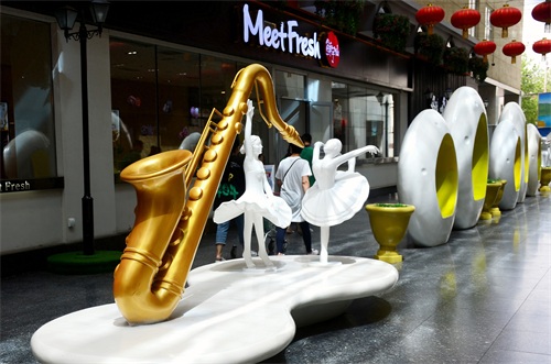 保定街拍，品赏保定府朝阳北大街保百购物广场及附近的城市雕塑