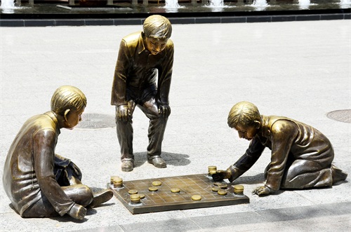 保定街拍，品赏保定府朝阳北大街保百购物广场及附近的城市雕塑