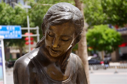 保定街拍，品赏保定府朝阳北大街保百购物广场及附近的城市雕塑