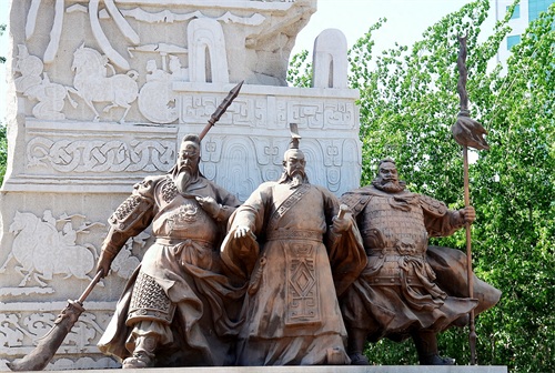 保定街拍，品赏保定府朝阳北大街保百购物广场及附近的城市雕塑