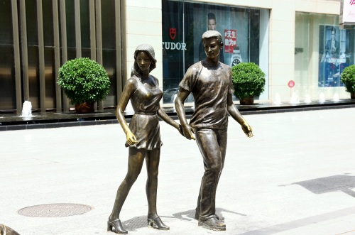 保定街拍，品赏保定府朝阳北大街保百购物广场及附近的城市雕塑