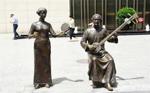 保定街拍，品赏保定府朝阳北大街保百购物广场及附近的城市雕塑